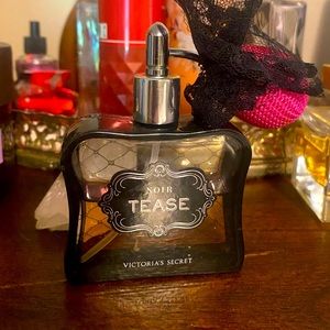 Victorias Secret noir Tease perfume
